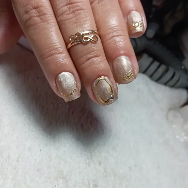 Unhas decoradas com detalhes dourados
