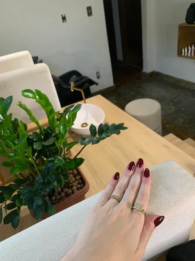 Atendimento de manicure no studio