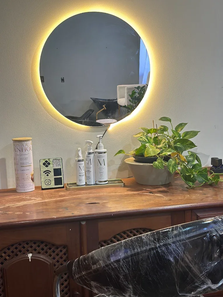 Bancada com espelho iluminado e produtos