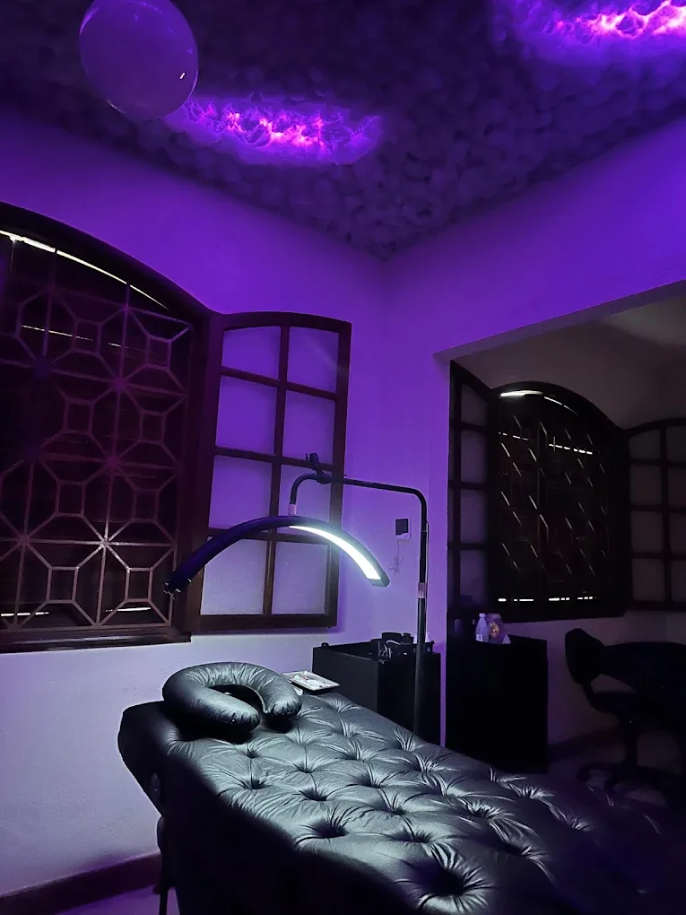 Sala de atendimento do studio com maca e iluminação